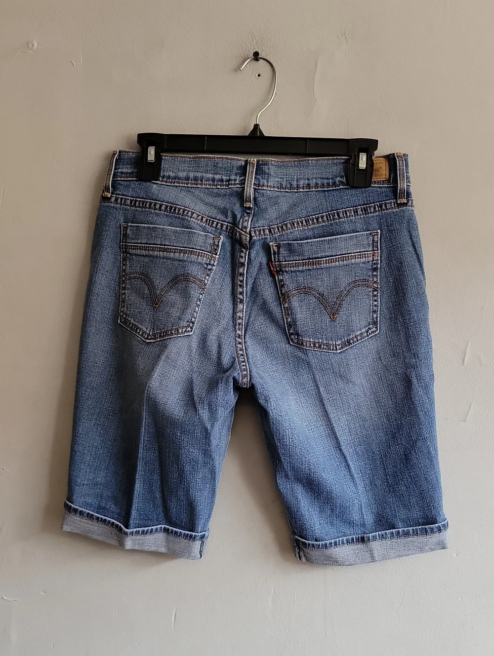Women's size 6 Levi's 515 light blue denim bermuda shorts/capri pants